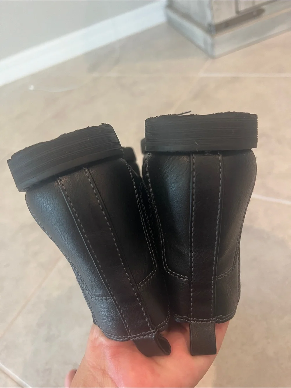 • Boy Old Navy Black Chelsea Boots - Classic Slip-On Ankle Boots, size 3 •